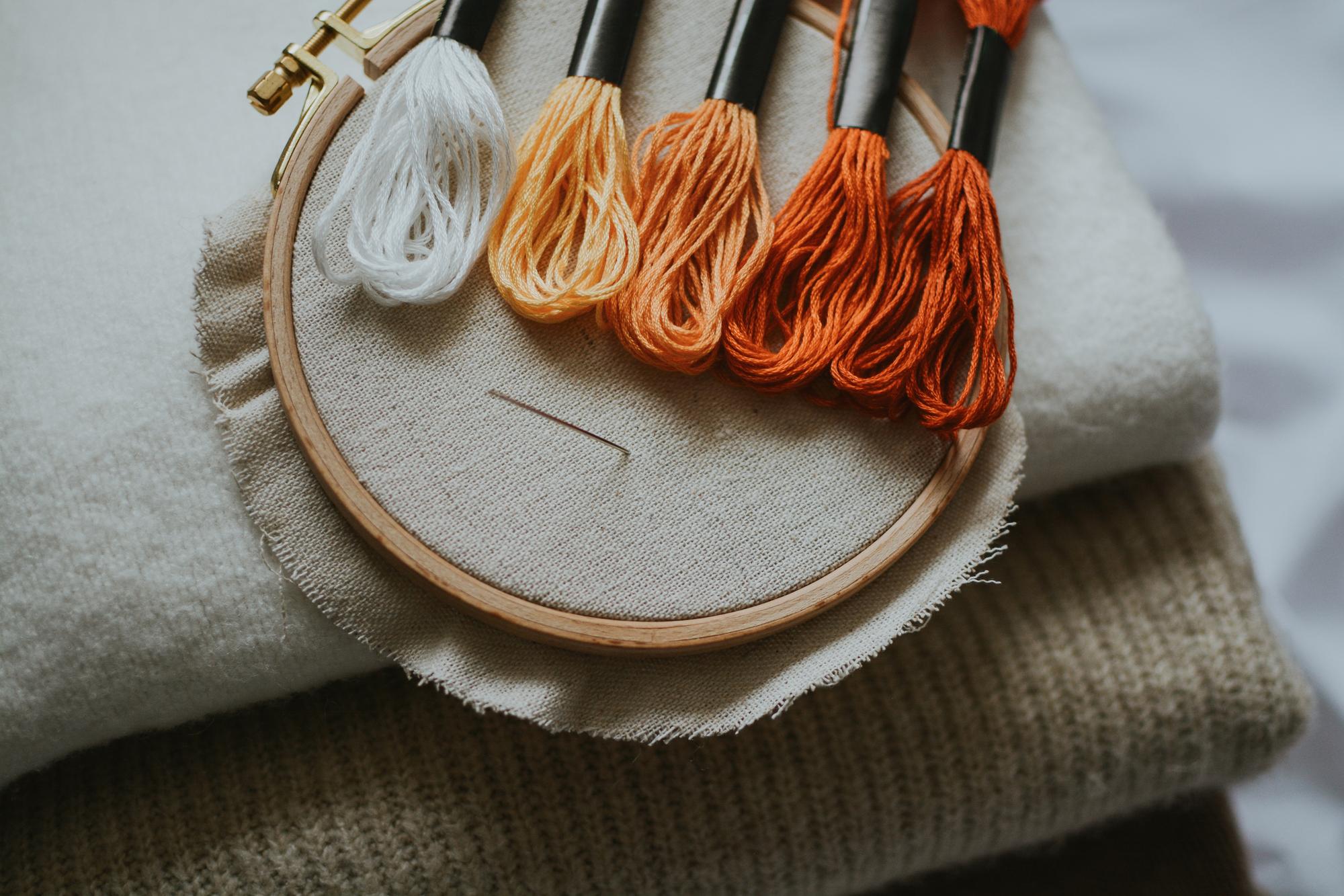 detaliu broderie manuală pe pânză bej